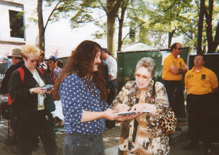 Rob meets Carol Kaye Summer 2001.jpg