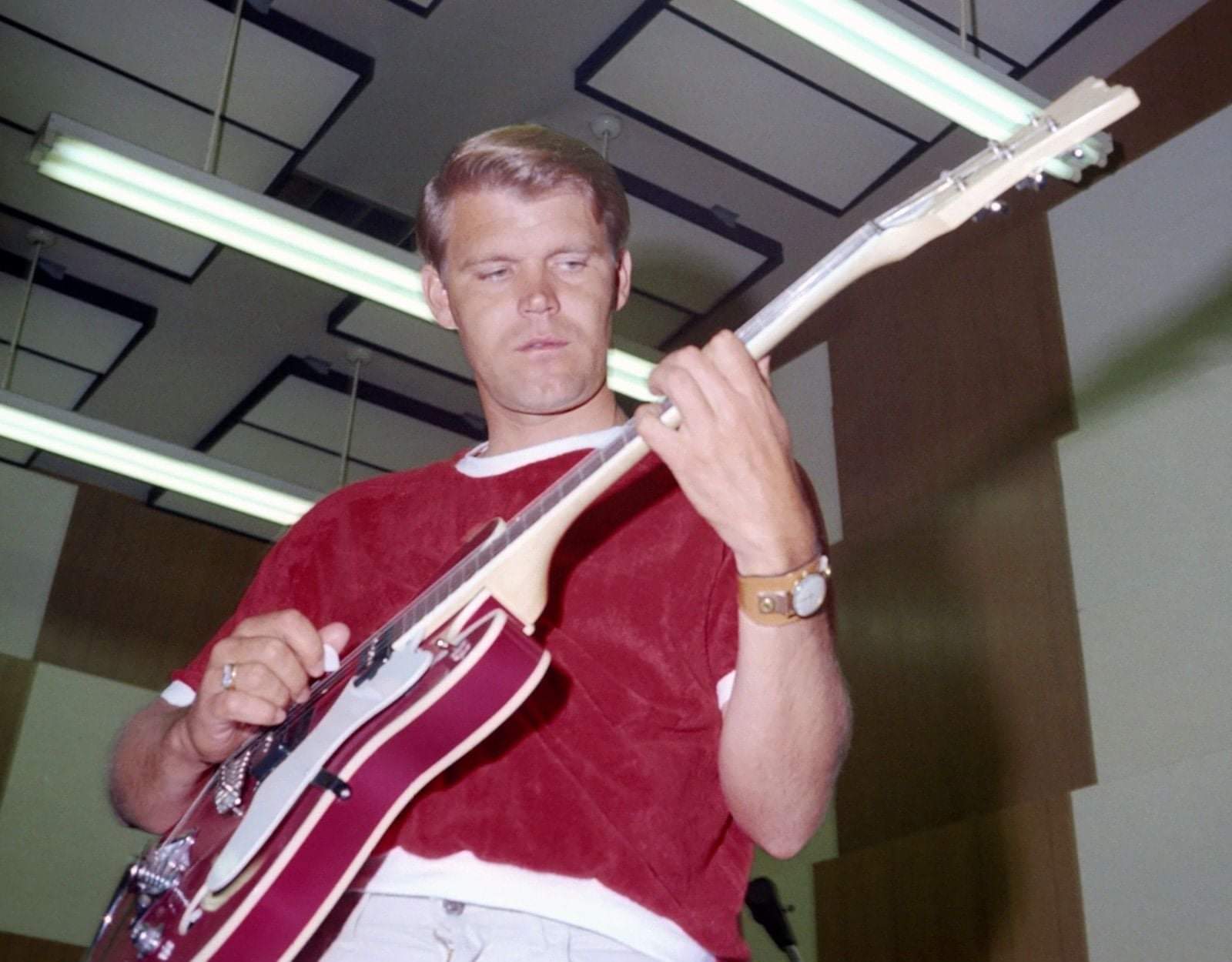 Glen Campbell Red Mosrite Celebrity II or III.jpg