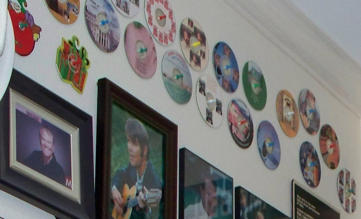 100_1340_CLOSE-UP OF ARLW'S PICTURE DISCS-CDS.jpg